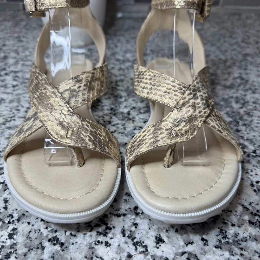 Donald J Pliner Lyla Leather Flat Strappy Sandal Size 6